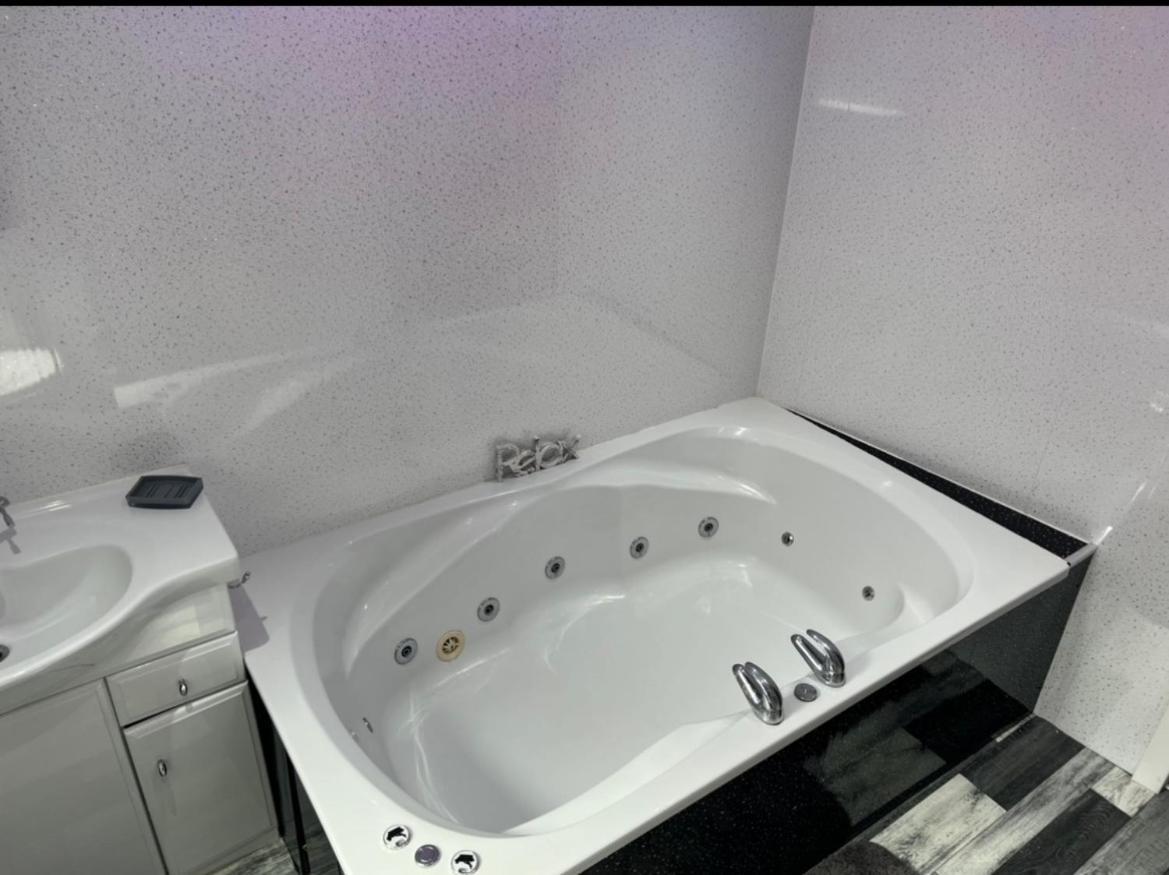 Sea View Lavish Apartment Sky Tv Whirlpool Bath Huge Balcony Newly Refurbished Bridlington Buitenkant foto